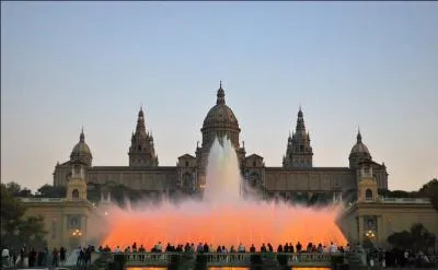 La ville de Barcelone se trouve entre la mer et les montagnes. Comment cette montagne, sur laquelle se trouve ce somptueux palais, s'appelle-t-elle ?