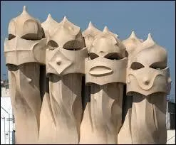 Sur quel édifice ces étranges cheminées ont-elles été construites ?