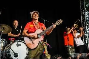 « Un chien est mort, l'autre s'est pendu
Y a plus d'amour dans les foyers
L'sang va couler dans l'caniveau
L'hiver est là qui montre les crocs ».