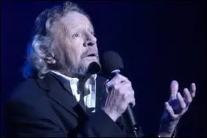 « Ah ! Que les temps s'abrègent
Viennent les vents et les neiges
Vienne l'hiver en manteau de froid
Vienne l'envers des étés du roi ».
Les paroles sont de Gilles Vigneault, mais qui chante ?