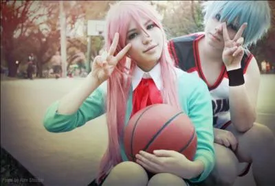 Quels personnages sont représentés par ces cosplays ?