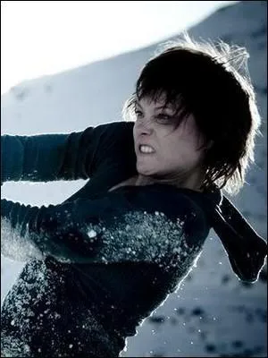 Dans le film "Cold Prey", qu'est-ce qui chasse les jeunes qui ont décidé de se planquer dans un hôtel abandonné pour faire du hors-pistes ?