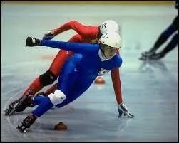 D'où vient l'athlète le plus médaillé de ces Jeux ?