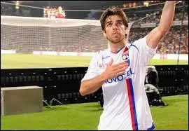 Quel footballeur brésilien apparaît dans un épisode des "Anges 7 - Latin America" ?