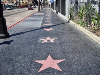 Quel nom porte le célèbre trottoir d'Hollywood Boulevard sur lequel on peut admirer quelques 2 000 étoiles où figurent les noms de diverses célébrités ?