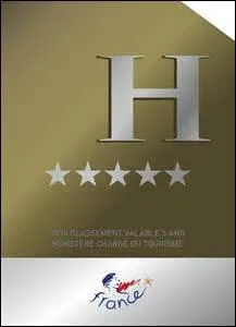 Ma première nuit dehors fut tout de même un peu fraîche. Je vais plutôt me rabattre sur un "cinq étoiles". Cette catégorie est apparue en France en 2009. À quel nom cette appellation s'est-elle substituée ?