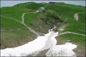 Grimpons un peu et atteignons l'étage où se trouvent les ------.