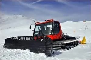 Quel engin pilonne le sol enneigé ?