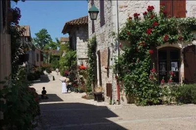 Que pourrez-vous voir dans l'église Sainte-Foy à Pujols-le-Haut sublime village du Lot-et-Garonne ?