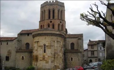 Enfin, dans quel département terminons-nous notre visite en visitant l'agréable village de Saint-Lizier, perché sur une colline escarpée et possédant une cathédrale au clocher de style toulousain ?