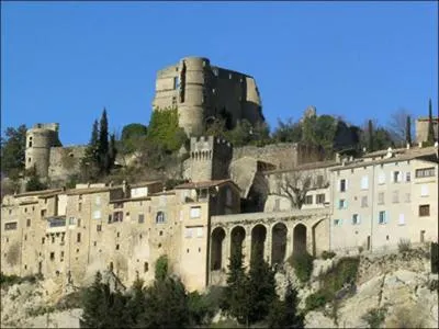 Dans quel département se trouve l'admirable village de Montbrun-les-Bains où vous vous promènerez de fontaine en fontaine en empruntant d'étroites calades ?