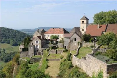 Il ne faut surtout pas passer à côté de Château-Chalon dans le Jura sans s'y arrêter pour y admirer un pittoresque village et y déguster :