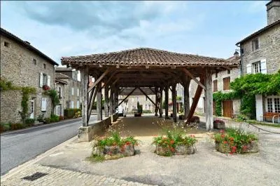 Quel est ce village de Haute-Vienne dont les monuments nous racontent dix siècles d'histoire, ne pas y oublier de jeter un coup d'oeil au vieux château, aux couvents des Carmes et des Augustins ainsi qu'aux pittoresques halles ?