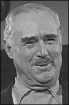 Qui joue le maire du village dans ce film ?