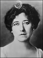 Lequel de ces acteurs joue madame Victoria, la directrice de la pension Dillon ?