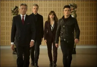 Dans l'épisode cinq, pourquoi le Docteur et Clara cambriolent-ils la banque ?