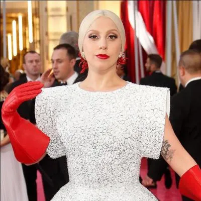 Lady Gaga est surtout connue grâce à ses tenues et coiffures déjantées. Est-ce une vraie ou une fausse blonde ?