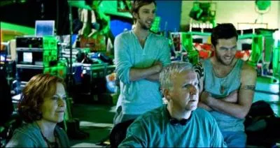 Vous l'avez vu dans "Avatar", dans "Bones", "Docteur House", et j'en passe, il est debout au milieu, Joel Moore est le fils du réalisateur Michael Moore !