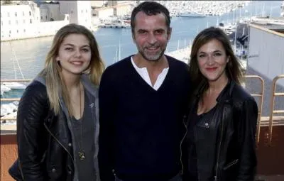 Elle est à droite, Victoria Bedos est la fille de Guy Bedos !