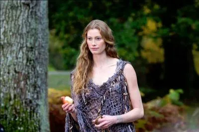 Héroïne de la série "Vikings", Alyssa Sutherland est la petite-fille de Donald Sutherland, et donc la fille de Kiefer Sutherland !