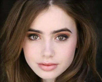 Assurément, Lilly Collins est bien la fille de Phil Collins !
