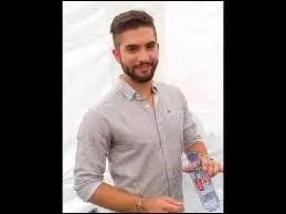 Complétez les paroles de "Au sommet" : Un sourire au soleil quand tout s'........