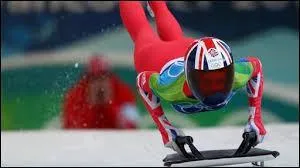 Contrairement à la luge, cet homme se place sur son engin à plat ventre, la tête devant. Quel est ce sport ?