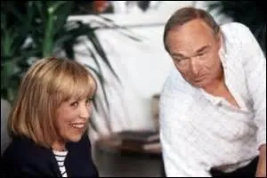 Dans quelle série télévisée, diffusée à l'été 1992, Mireille Darc joue-t-elle le rôle de Hélène, propriétaire d'un des plus luxueux hôtels de la Côte d'Azur, nommé "La réserve" ?