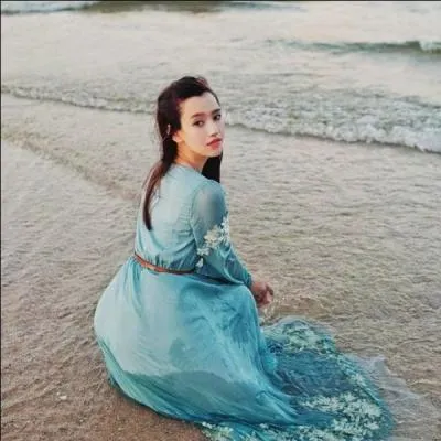 Dans la "Dame Hiver" des frères Grimm, l'histoire n'est pas si différente. Qui tombe dans un puits en tentant d'y récupérer sa quenouille ?