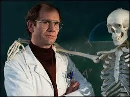 Comment s'appelle le professeur de math/physique ?