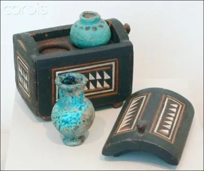 Quelle ville d'Égypte est régulièrement citée comme le lieu de production de parfums recherchés et exportés ?