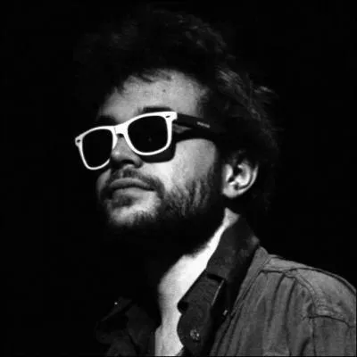 Vidéo - Saurez-vous le reconnaître derrière ses lunettes ? (Indice : c'est un youtuber français)