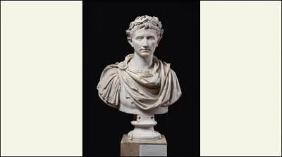 En quelle ann&eacute;e Octave va-t-il prendre le pouvoir sous le nom d'Auguste ?