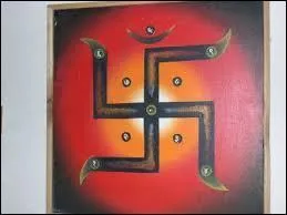 À l'origine, de quel symbole Hitler s'est-il inspiré pour créer la croix gammée ?