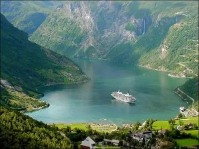Quelle &eacute;quipe n'a jamais obtenu la premi&egrave;re place au tableau des m&eacute;dailles ?