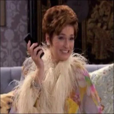 Comment s'appelle la femme qui est au-dessous de la famille Ross ?