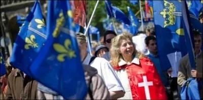 Qui sont ces gens aux drapeaux de sainte Jeanne d'Arc, catholiques majoritairement royalistes, qui ont suscité de vives réactions pour leurs déclarations homophobes et anti-républicaines ?