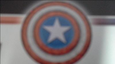 Quelles sont les couleurs du bouclier de Captain America au début de "Captain America : The Winter Soldier" ?