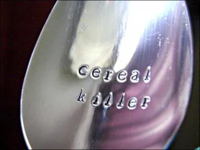 En novembre 2003, un homme a tué sa victime d'un coup de cuillère à café dans la nuque :