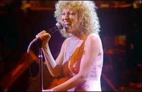 Bette Midler chante ''The Rose'' sur le générique du film éponyme. Quel fléau mènera la chanteuse qu'elle incarne vers une mort prématurée ?