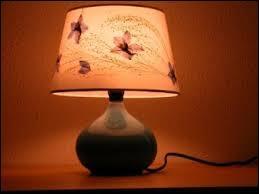 Réflecteur atténuant la lumière d'une lampe de chevet.