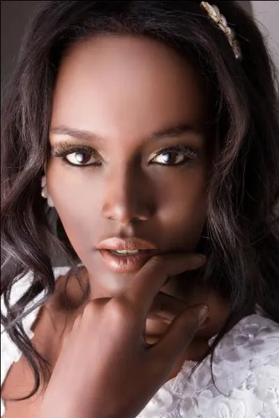 Magnifique symbole d'intégration. Née à Gondar, à 12 ans orpheline, recueillie par ses grands-parents en Israël. Après son service militaire, où elle termine lieutenant, elle travaillera dans un magasin de chaussures et en 2013, elle remportera le titre de Miss Israël ; qui est cette beauté ?