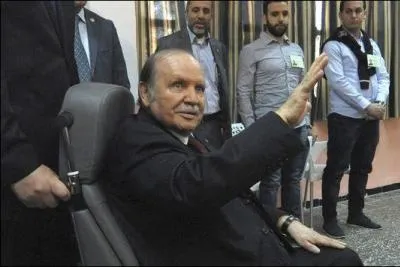 Le président Abdelaziz Bouteflika est élu président de la république (avec plus de 80% des voix, c'est plus un vote, mais un plébiscite). De quel pays s'agit-il ?