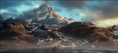 Gandalf le Gris demande à Bilbon Sacquet de le suivre dans un endroit pour y trouver un trésor perdu. Quel est cet endroit ?