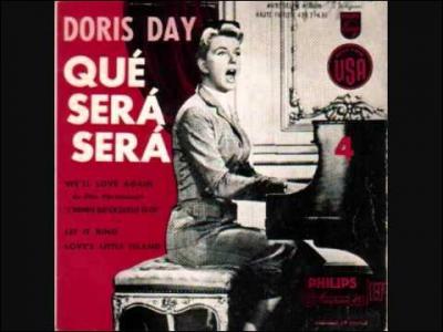 Interprétée par Doris Day, ''Que Sera, Sera'' (Whatever Will Be, Will Be) est une chanson qui fait partie de l'intrigue du film d'Hitchcock...