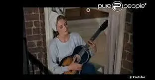 ''Moon River'' est la chanson du film ''Diamants sur canapé'' . Quelle actrice y tenait le rôle principal ?