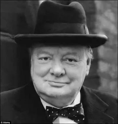 Quel homme politique britannique avait coutume de porter un nud papillon ?