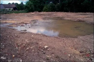 Jules Verne : "Le terrain étanche conservait l'eau versée."