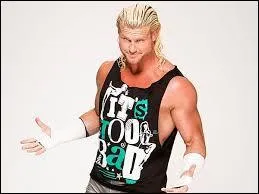 Comment s'appelle ce catcheur qui sort avec Lana ?