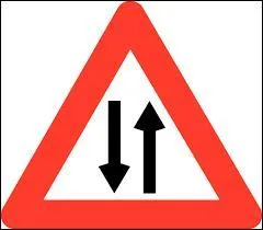 Que signifie le panneau présent sur la photo que l'on rencontre souvent sur la route ?